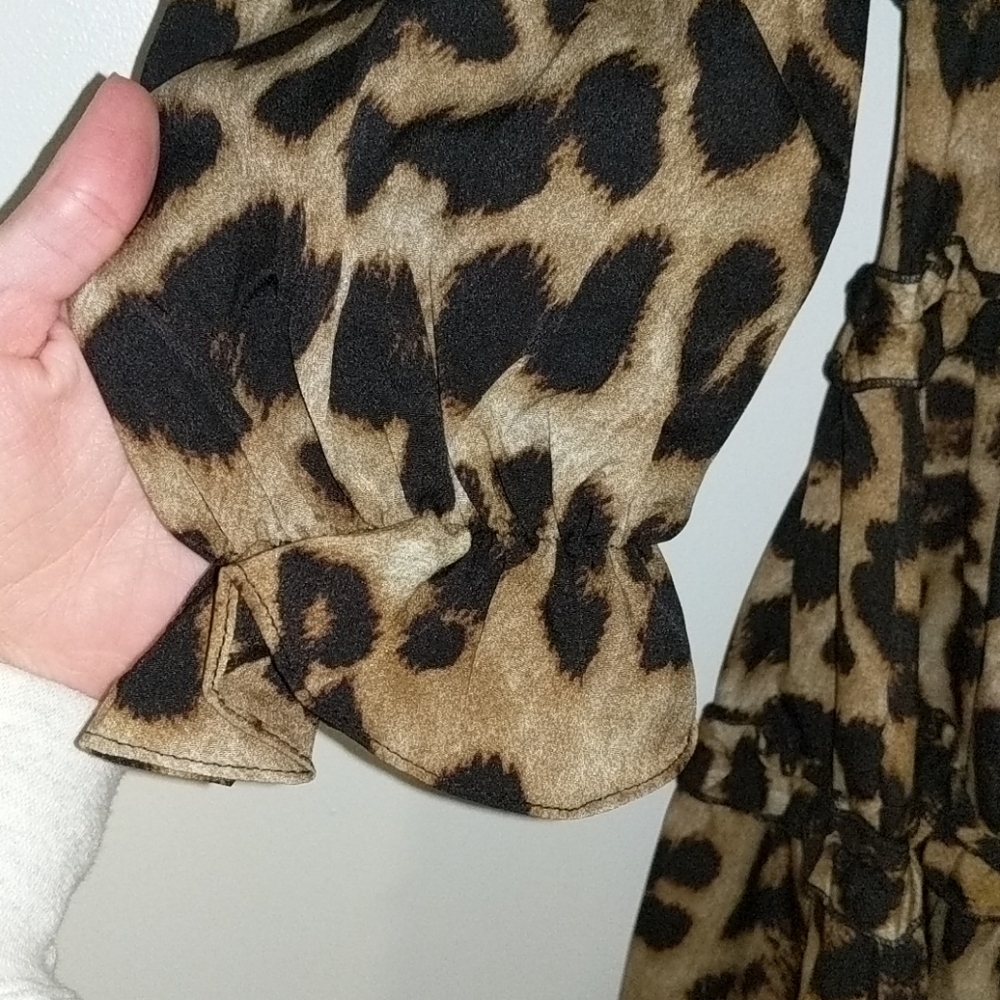 Flowy deep V cheetah dress - Picture 2 of 5